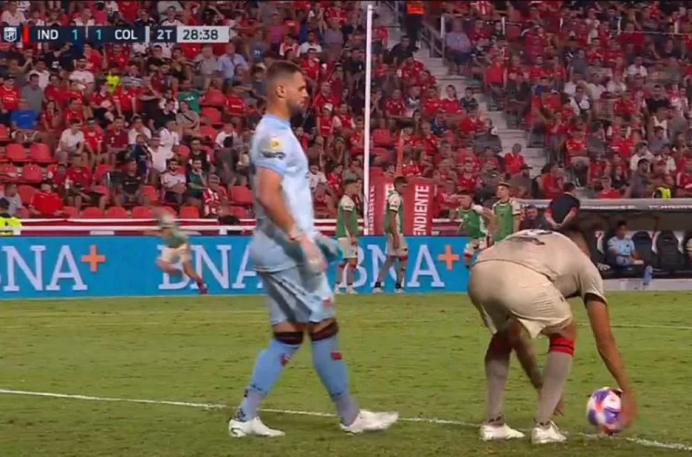 De no creer: Goltz le regaló el penal más insólito a Independiente en el empate frente a Colón