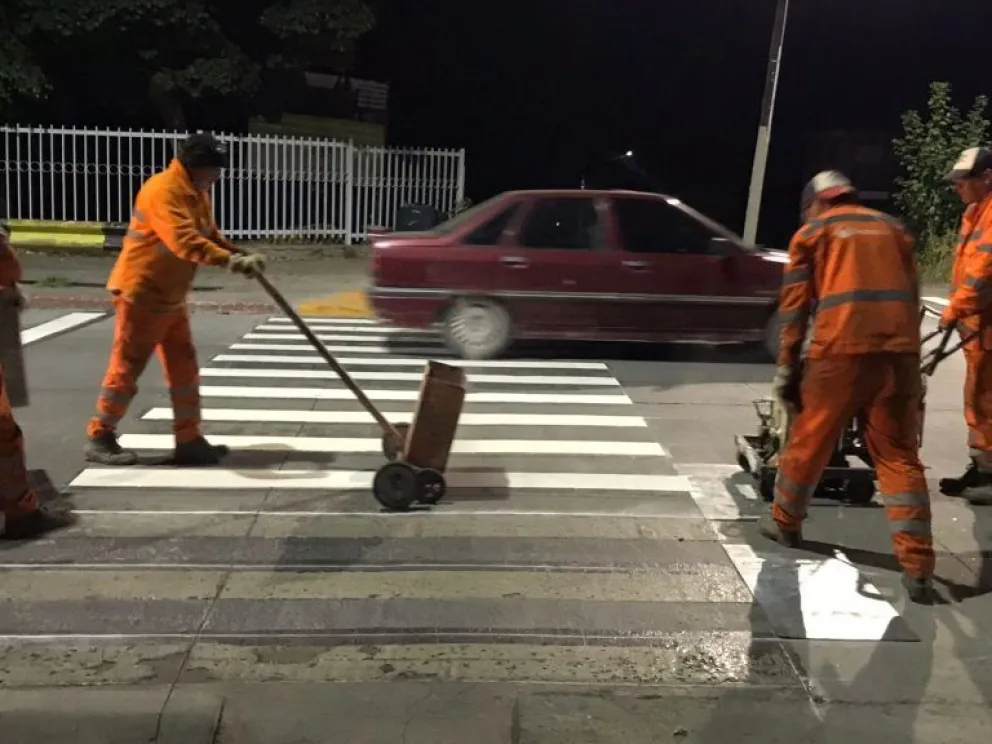 El plan de repintado nocturno de las calles de la ciudad llegó a su fin 