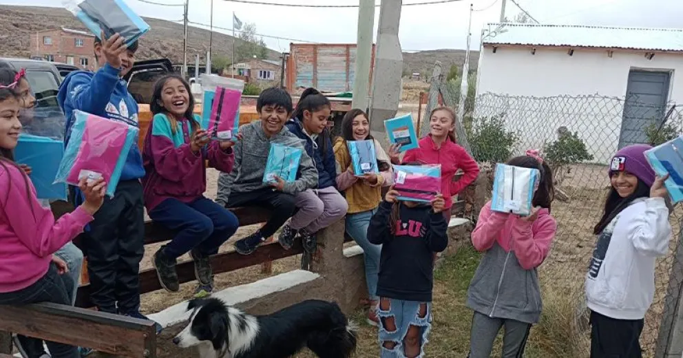 Sumando Sonrisas llegó hasta Laguna Blanca con útiles escolares