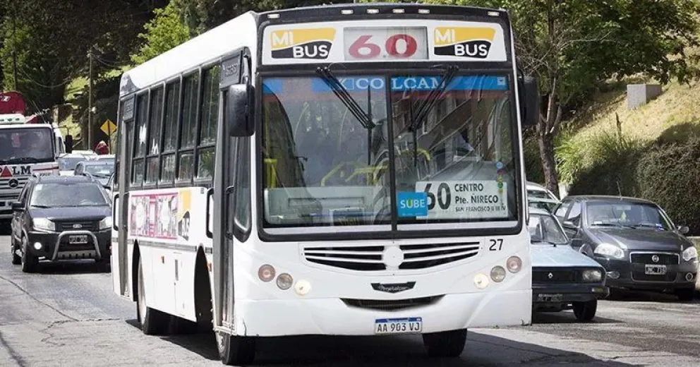 Una pasajera se fracturó al caer por una frenada brusca del colectivo de Mi Bus