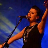 Belén Álvarez vuelve y pregunta por qué cantamos