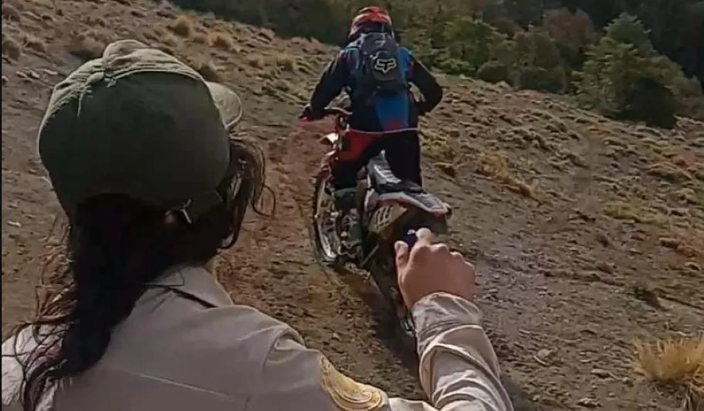 Andaban en moto en una zona prohibida, se negaron a recibir las actas y casi pisan a un guardaparque