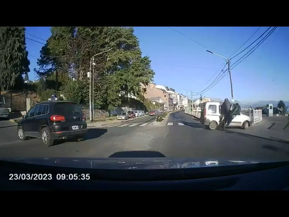 Giró sin mirar y se cruzó delante de una moto: un hombre herido