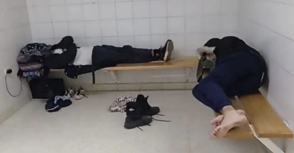 Piden al Municipio respuestas para las personas que duermen en la guardia del Hospital
