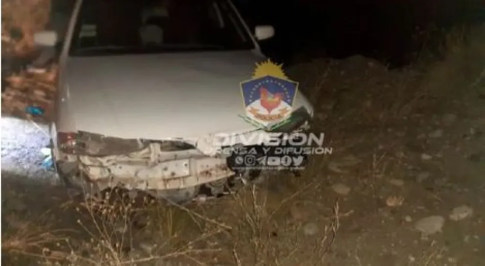 Viajaba a Bariloche, volcó en Traful y fue detenido por tenencia de arma de fuego 