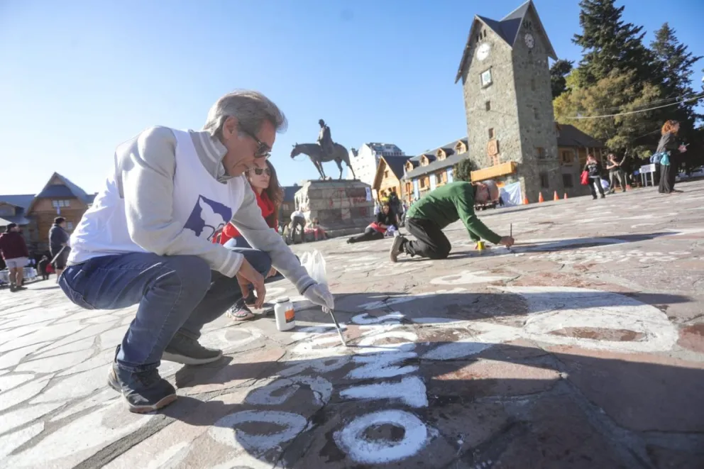 El exjuez Marigo, durante un 24 de marzo, pintando pañuelos blancos en el Centro Cívico (foto: Matías Garay).