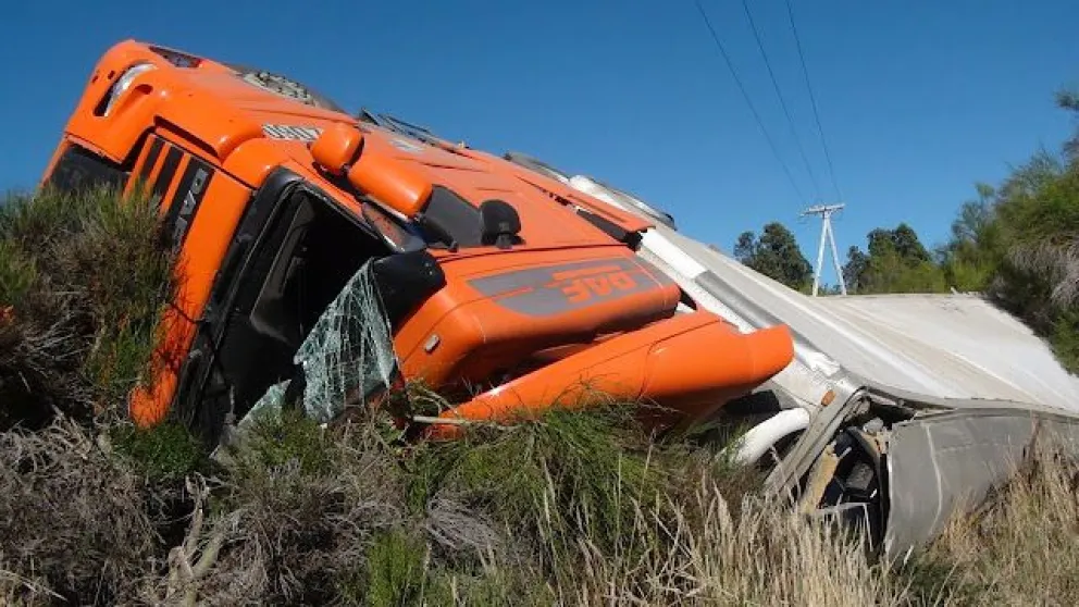 Aparatoso vuelco de un camión chileno sobre la ruta 40