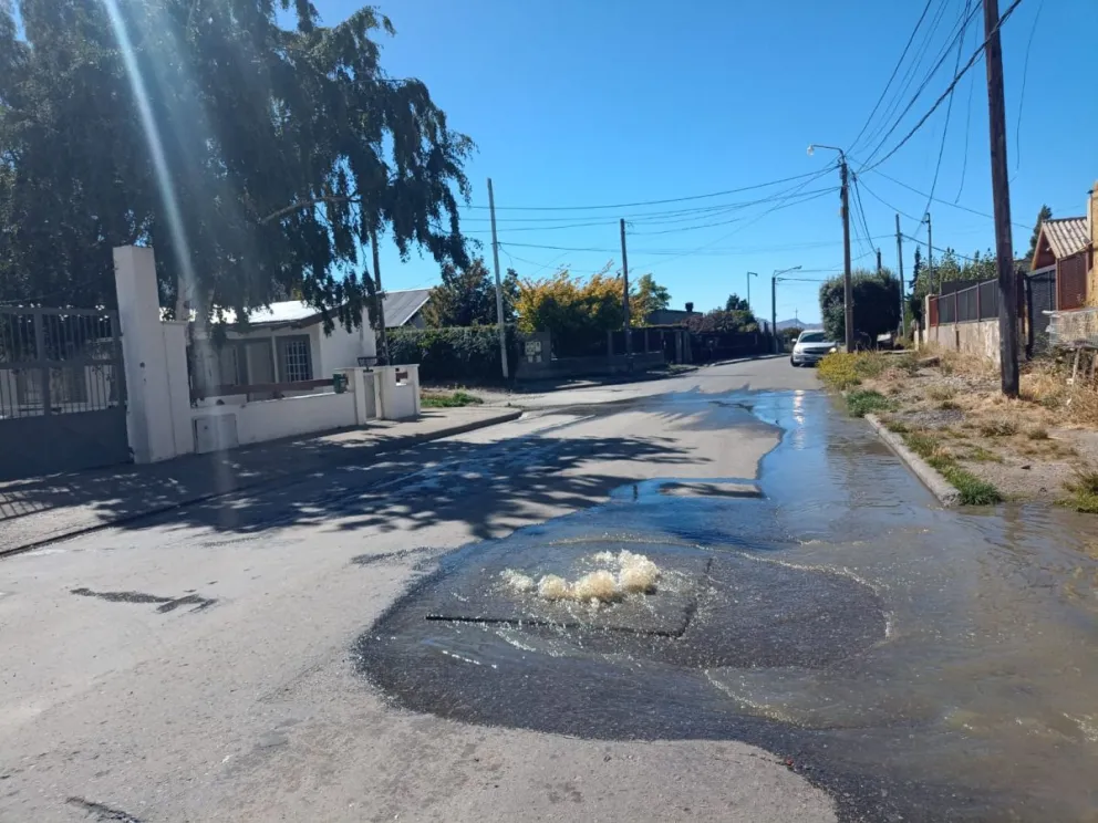 Una vez más, desbordó una alcantarilla en calle Henry Ford