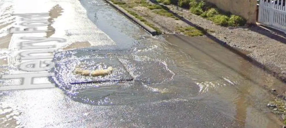 Demandó a Aguas Rionegrinas por romper su camioneta con la tapa de una alcantarilla pero no aportó pruebas suficientes