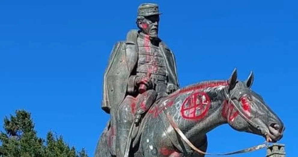 Quejas y reclamos por redes sociales por el estado en que quedó el monumento a Roca 