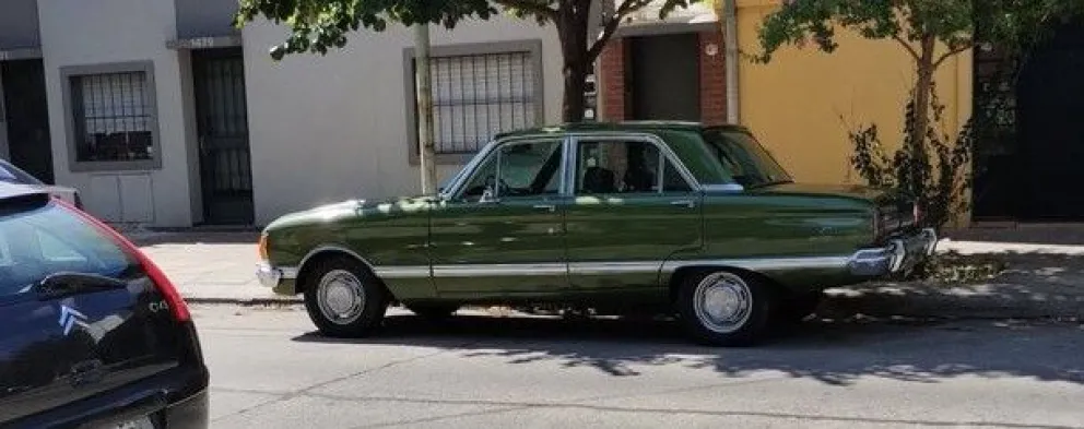 Estacionó su Ford verde en plena vereda el Día de la Memoria, Verdad y Justicia 