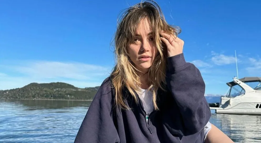 Las fotos de la modelo, cantante, actriz y novia de "Batman" Suki Waterhouse en Bariloche 