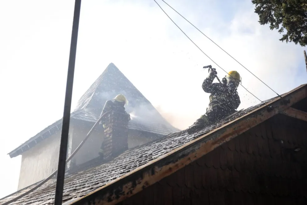 Un incendio de interfase genera tensión en la barda del Ñireco