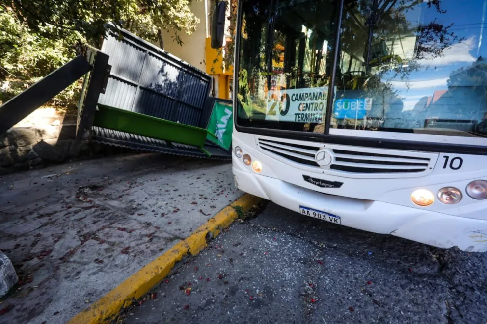 Por esquivar a una persona no vidente colectivo de Mi Bus destrozó la garita del Centro Cívico 