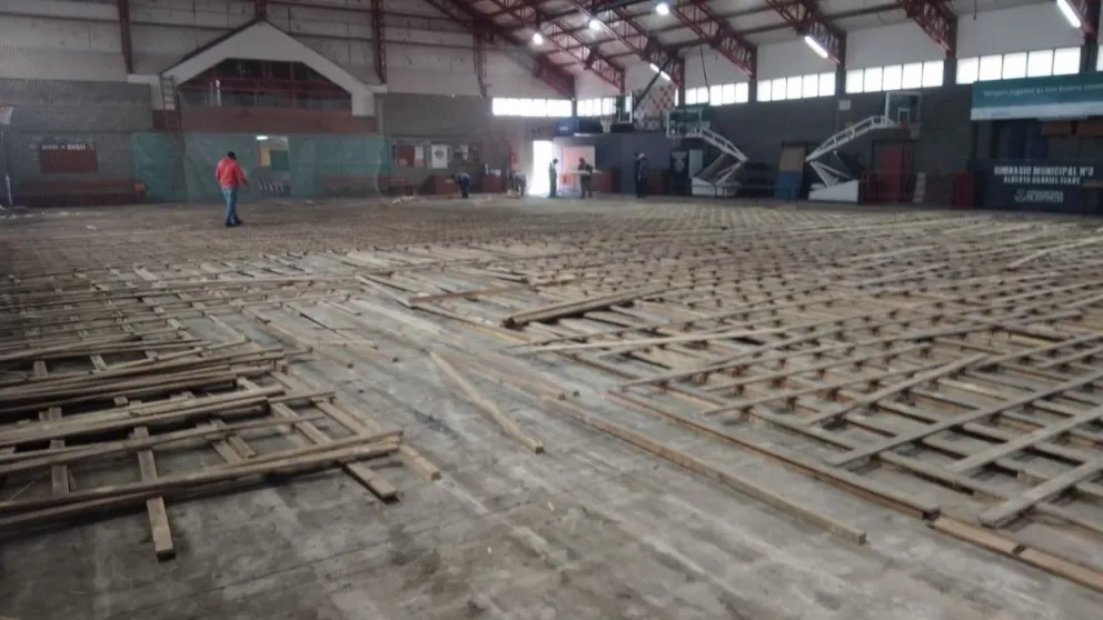 Modernizan el piso del Gimnasio Municipal 3 para eventos de alto rendimiento