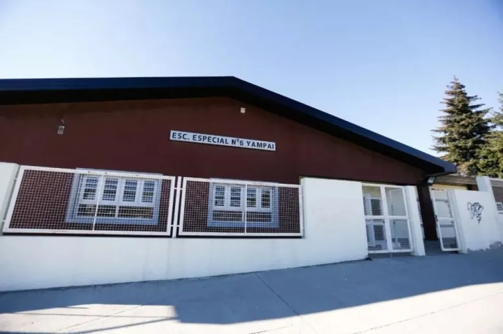 Los alumnos siguen sin clases y los padres de la Escuela Especial 6 culpan a la gobernadora