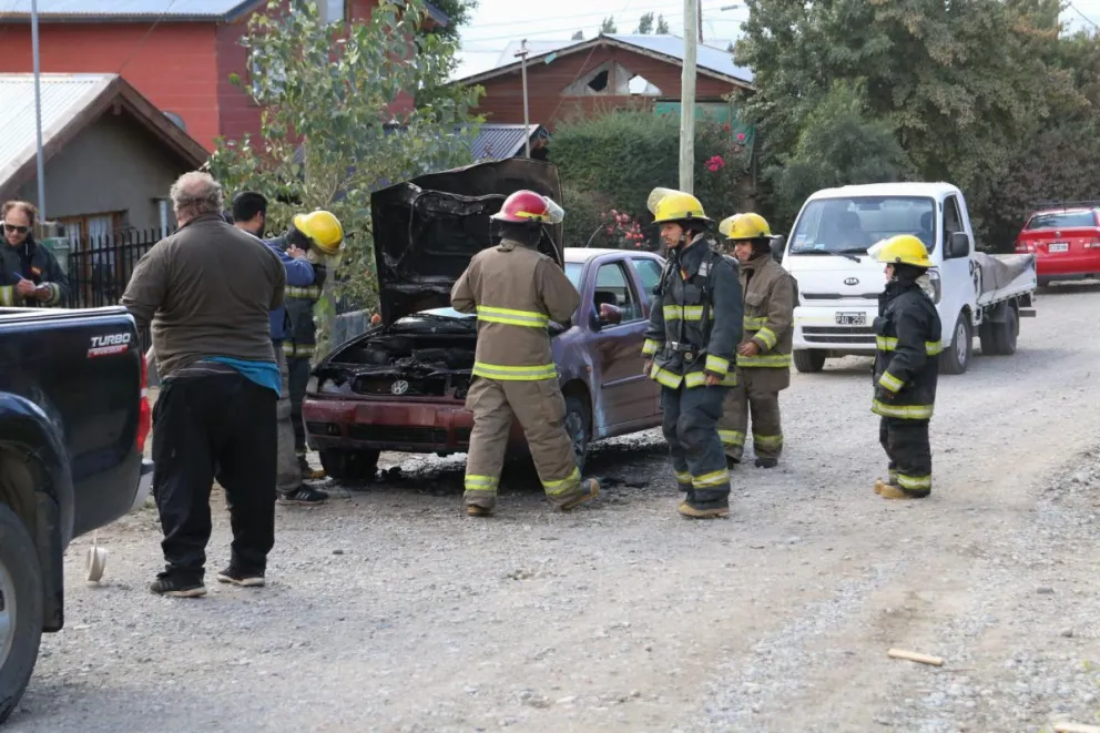 Se le prendió fuego el auto cuando viajaba con su nena y los ayudaron los vecinos