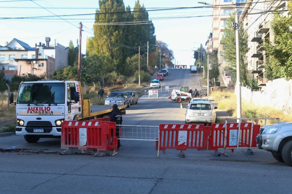 Por las complicaciones de un socavón, cambian el sentido de la calle Rivadavia