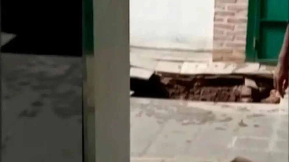 Terrible momento: cedió el piso en un colegio y cinco chicos cayeron a la cámara séptica