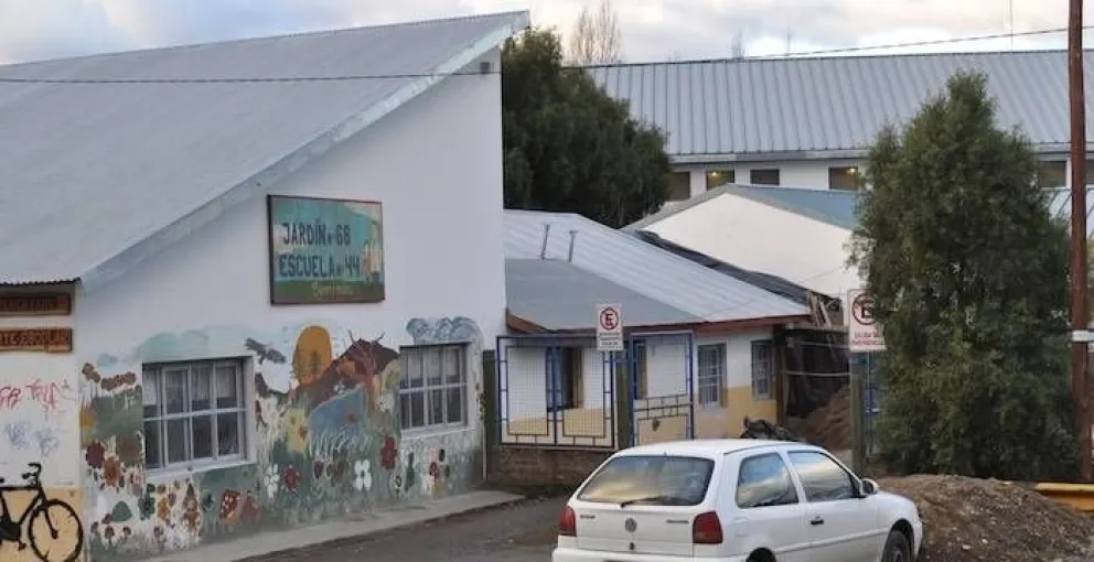 Siguen los ánimos alterados de algunos padres por el retorno de la directora de la escuela 44