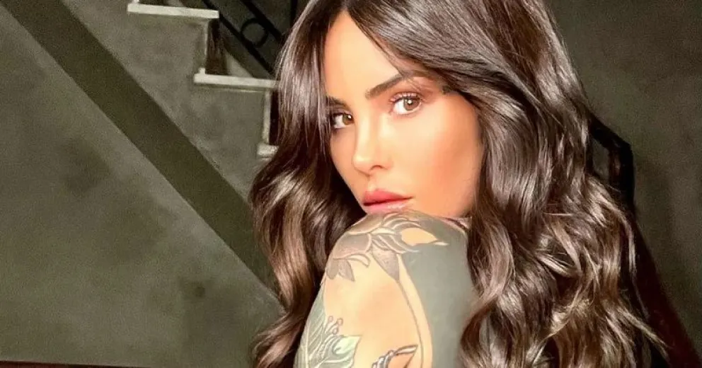 Cande Tinelli decidió borrarse algunos tatuajes de su cuerpo y mostró la técnica para hacerlo