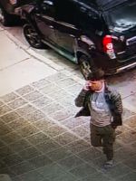 Un ladrón quedó grabado cuando sustrajo una cartera de una camioneta estacionada