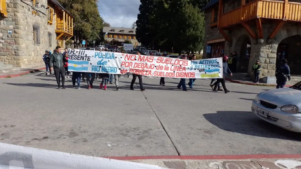 Policias retirados y familiares de activos se manifestaron pidiendo mejoras salariales