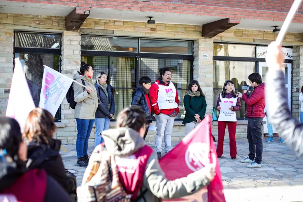 Reclamo de estudiantes y docentes de las escuelas 44 y 33 para que se solucione el problema de los roedores