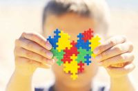 Folletería y listones azules en Bariloche para visibilizar el autismo