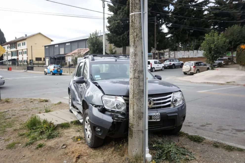 Conductor perdió el control del vehículo y chocó de frente contra un poste