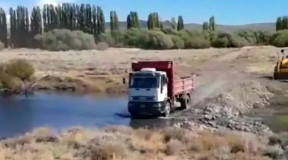 Fuerte impacto ambiental: una empresa ganadera cortó el cauce del río Gualjaina