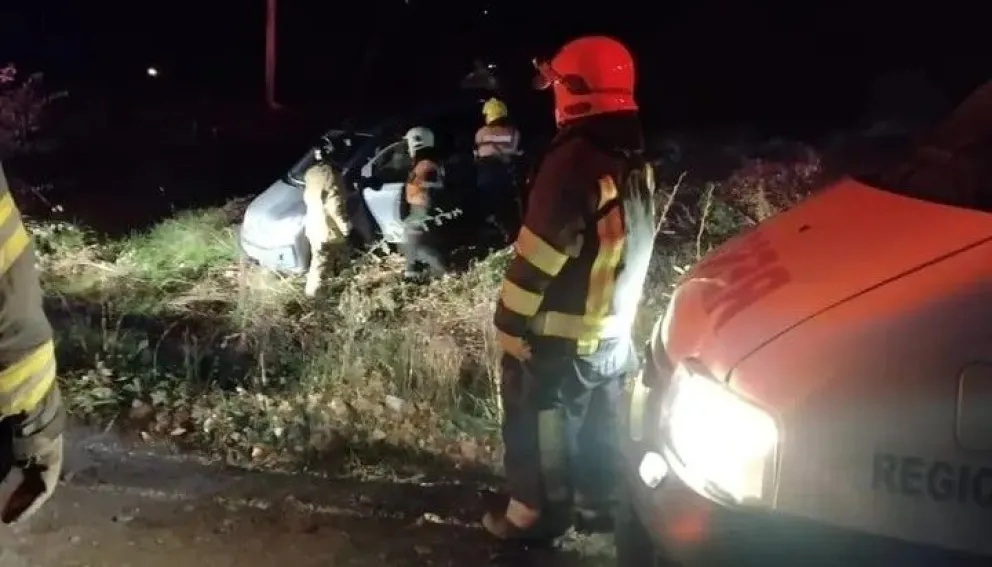 Perdió el control del auto, despistó, cayó y cuando llegó la policía los insultó y los echó 