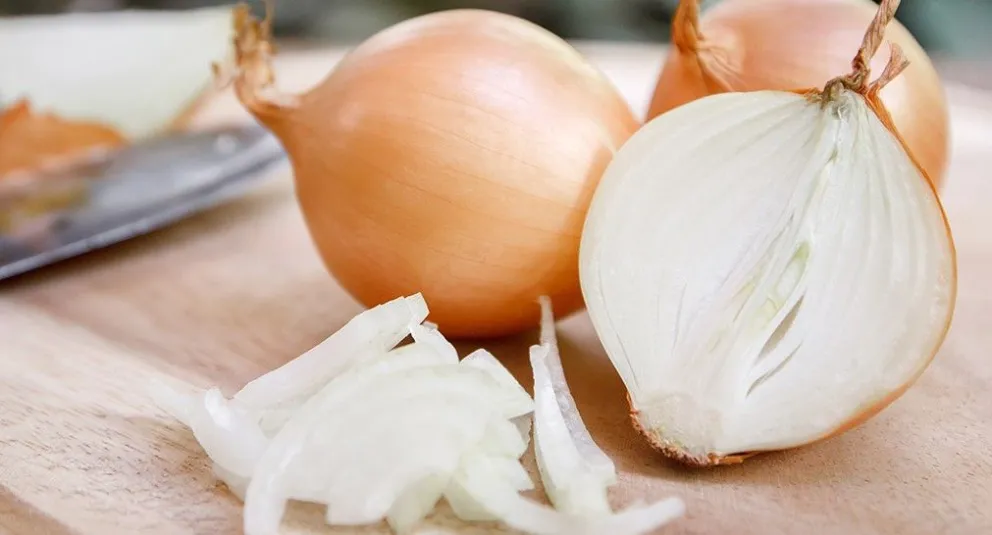 ¿La cebolla es buena para usarla en los pies?