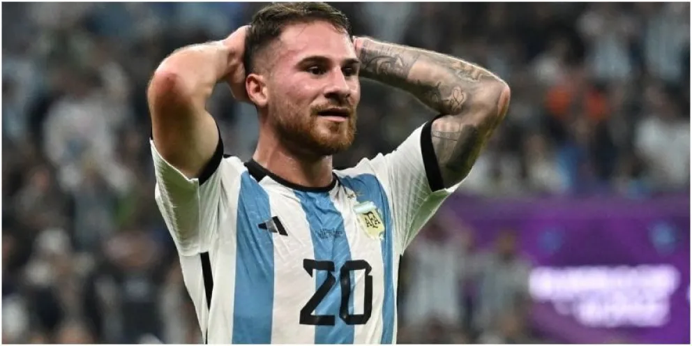 Las fotos de Alexis Mac Allister a los besos con su nueva novia que no quería que se filtren