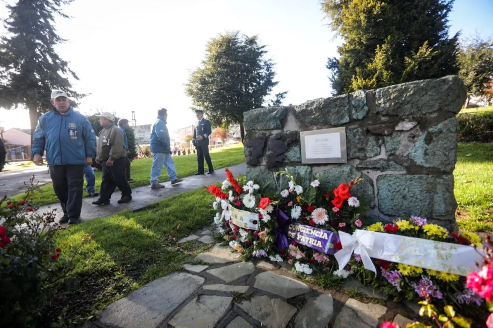 Sentido homenaje a los Caídos en la guerra de Malvinas con la entrega de ofrendas florales