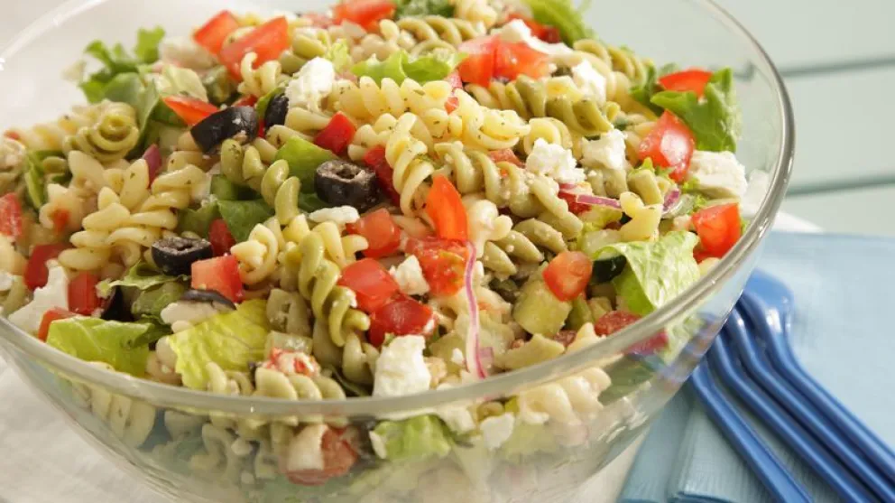 Un almuerzo sencillo: ensalada griega con pasta