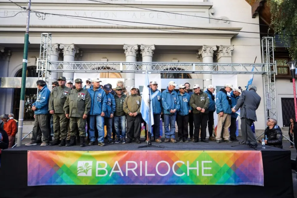 Un aplauso eterno se escucha en la calle Mitre en honor a los veteranos