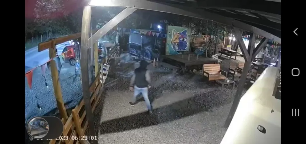 Ocho delincuentes fueron captados en cámara cuando ingresaron a un patio de comidas a robar