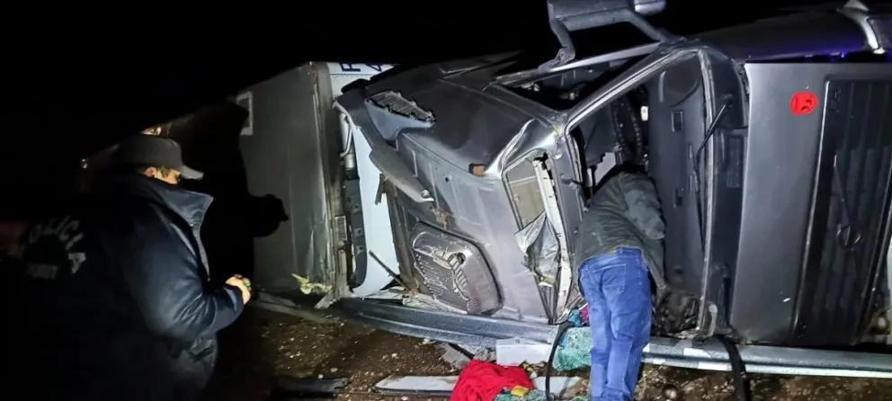 Violento vuelco de un camión chileno sobre Ruta 40