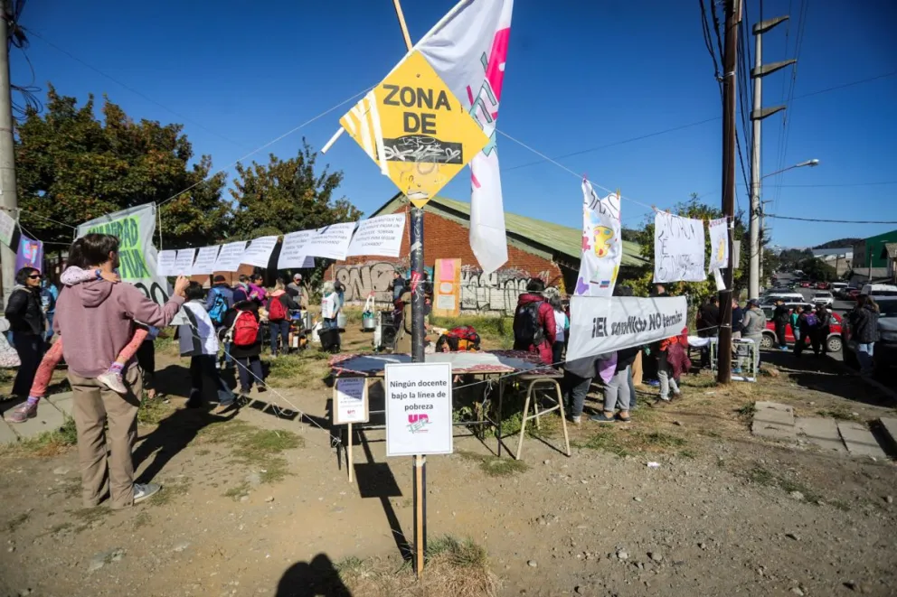 Olla popular en una escuela barilochense en medio de los reclamos de UnTER
