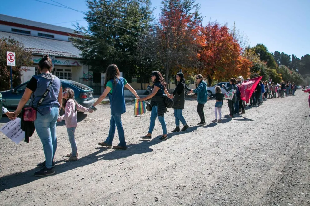 Cientos de personas abrazaron a la escuela 321 y al hospital modular