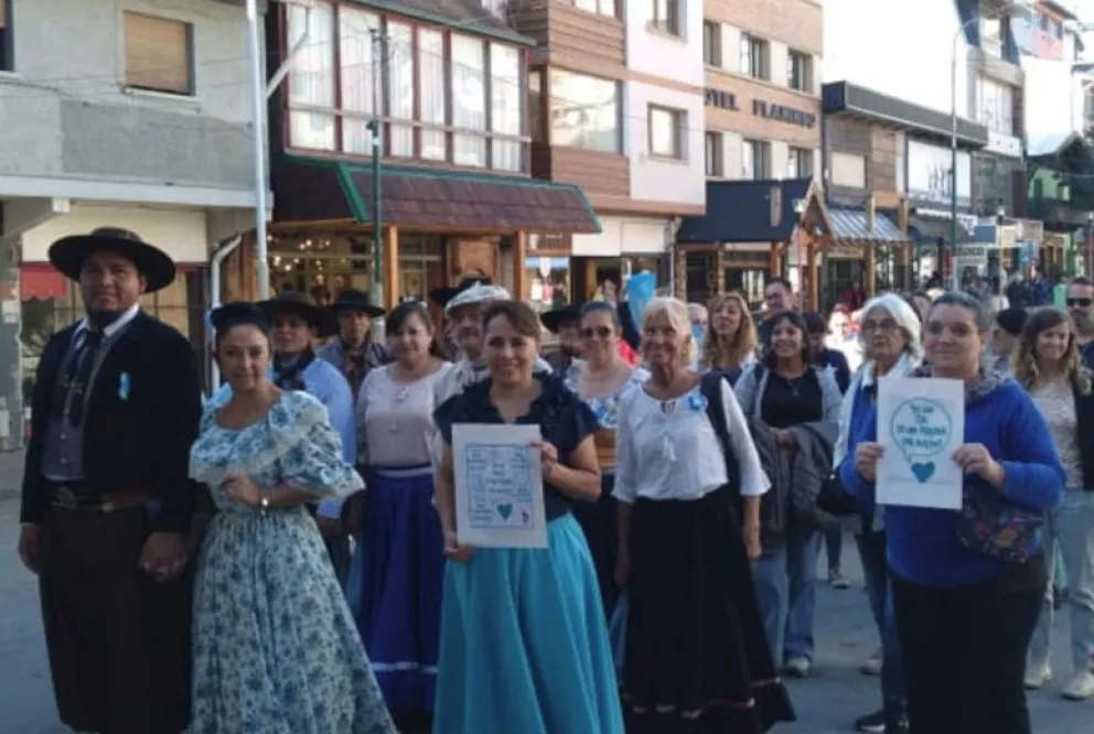 Las danzas tradicionales estuvieron acompañando la Caminata Azul 