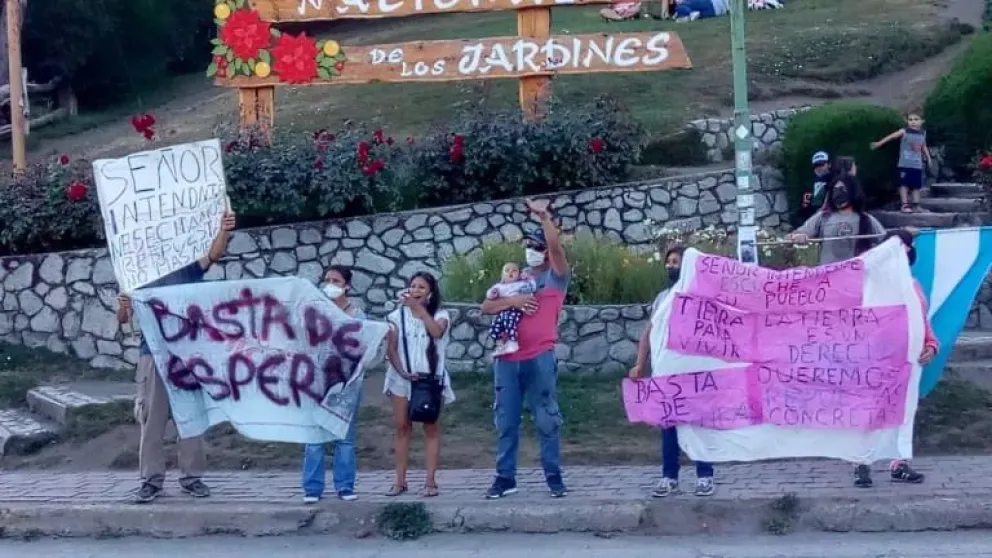 Mas de 50 familias duermen en autos y se bañan en las estaciones de servicio