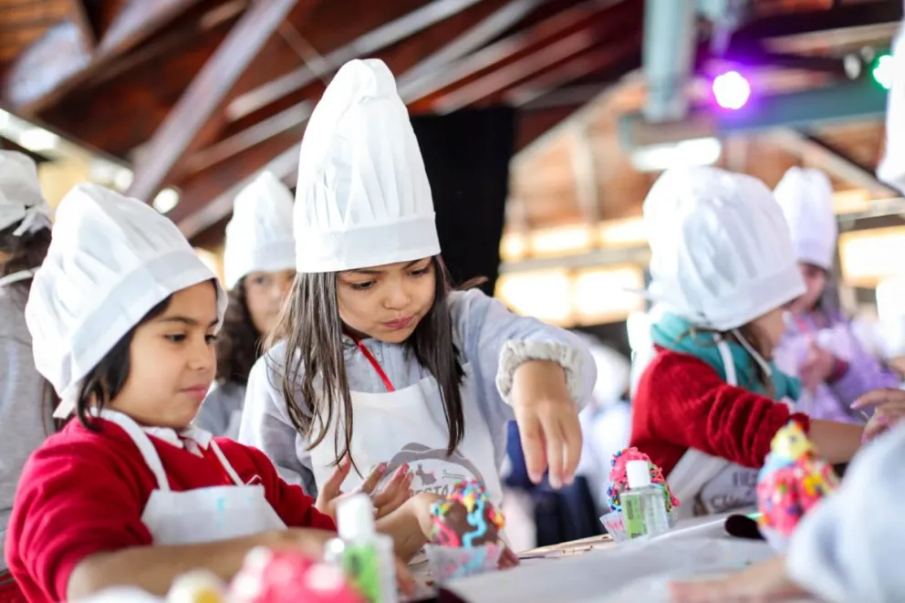 Los más “peques” cocinando chocolate le dieron el puntapié inicial a la Fiesta Nacional
