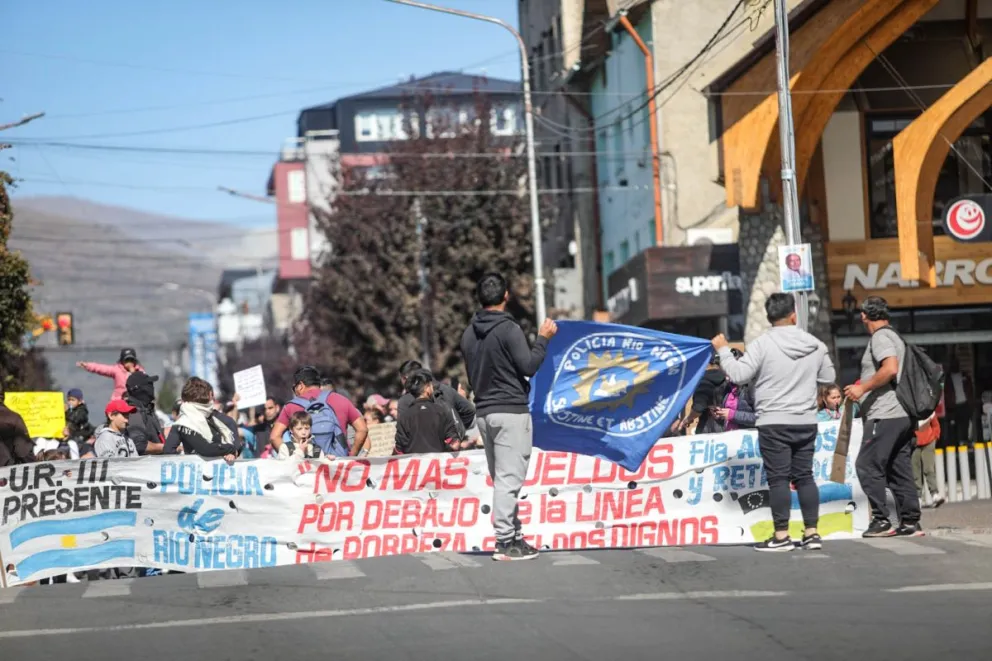 La marcha policial por Bariloche en fotos