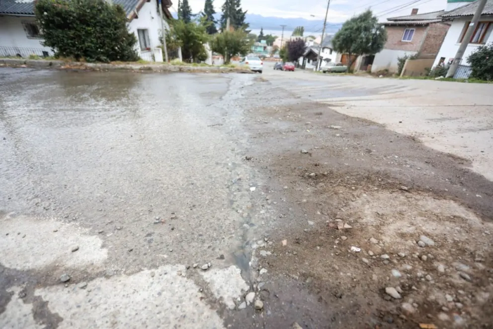 Denuncia de los vecinos por pérdida de aguas servidas en calle Diagonal Capraro 