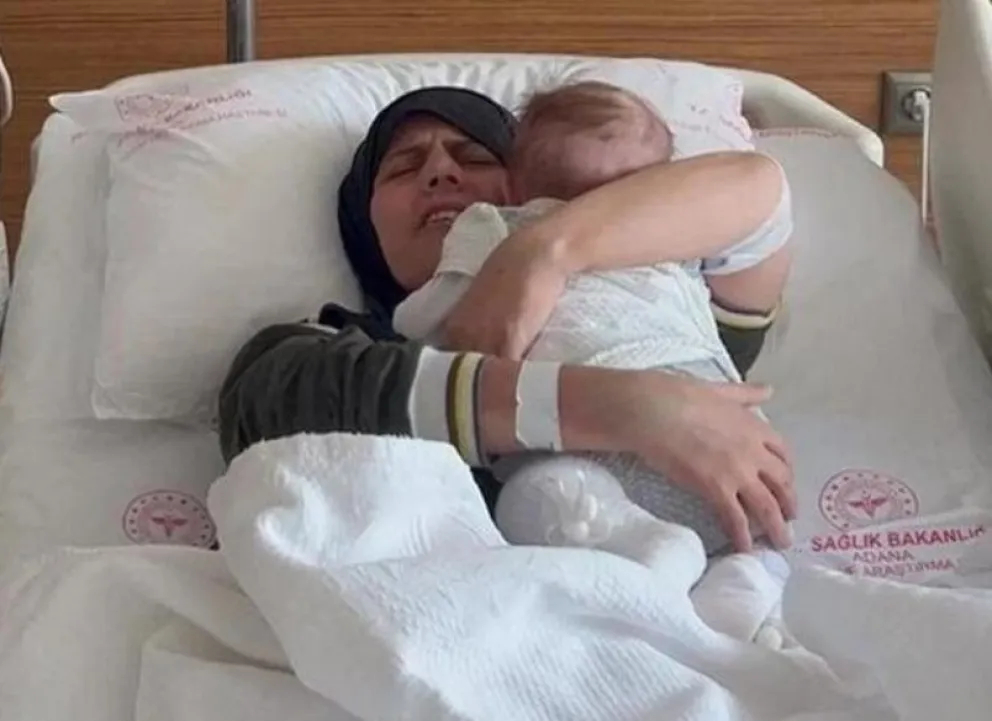 VIDEO: mira el reencuentro entre una bebé rescatada del terremoto de Turquía y su mamá 