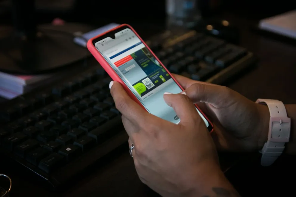 Imputaron a una mujer de Bariloche por usar dinero obtenido a través de una estafa digital (foto; Facundo Pardo)