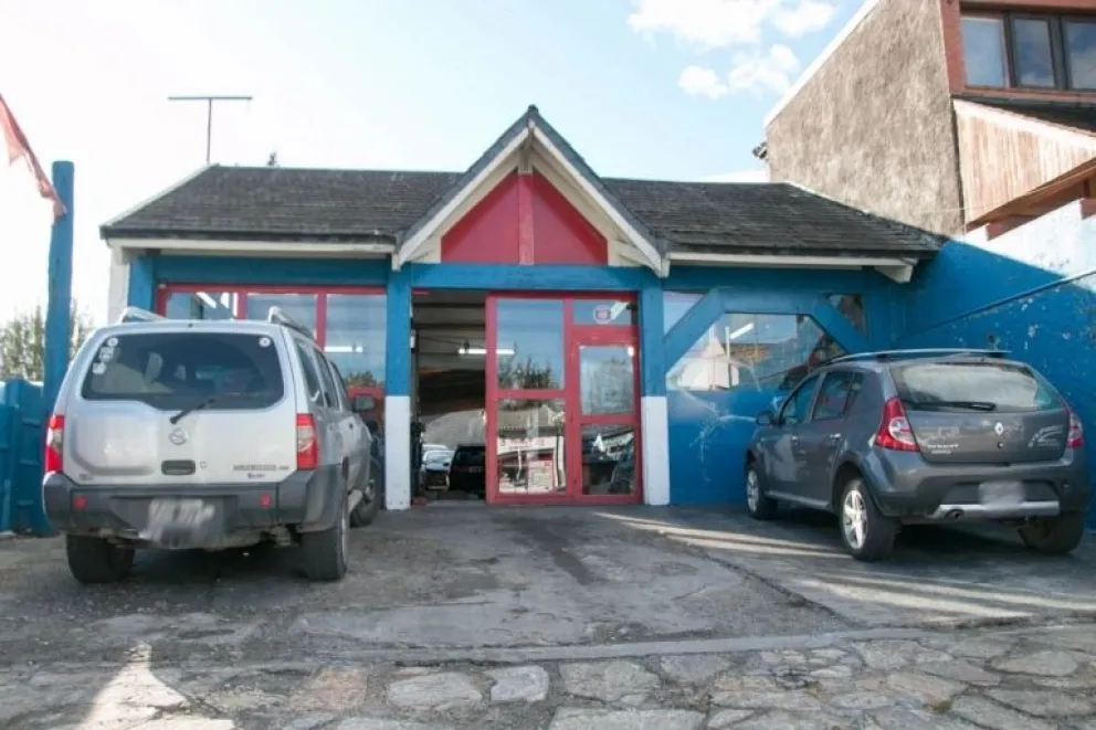 Robaron el auto de una clienta y todas las herramientas de mano de un taller
