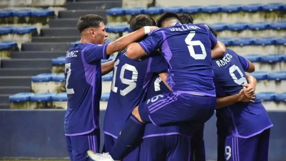 Con doblete del Diablito Echeverri, la sub 17 goleó 3-0 a Perú y se clasificó al Hexagonal Final